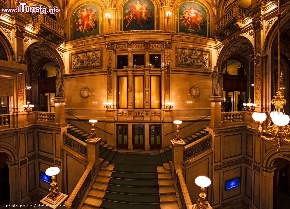 Immagine Il monumentale scalone d'onore della Wiener Staatsoper, Austria. A impreziosire la scala in marmo ci sono statue e dipinti - © posztos / Shutterstock.com