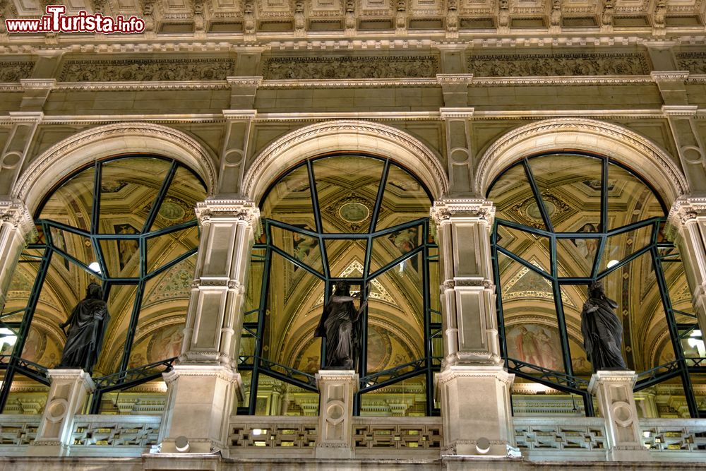 Immagine Un dettaglio architettonico del Teatro dell'Opera di Vienna fotografato di notte, Austria.