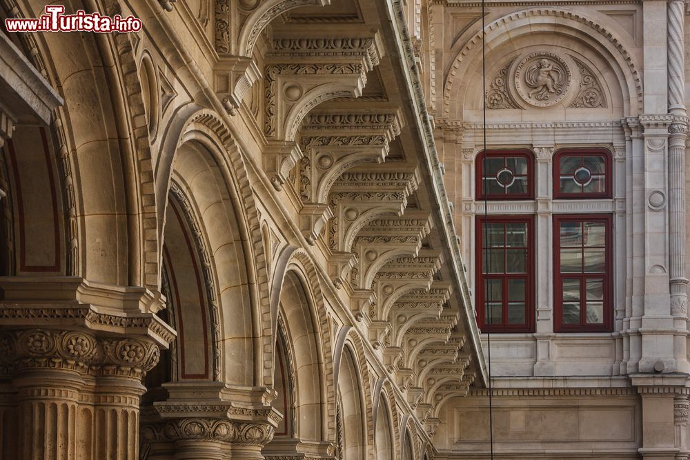 Immagine Un dettaglio dei capitelli e delle colonne della Wiener Staatsoper, Austria.