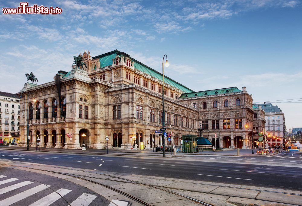 Immagine Una bella veduta dell'Opera di Vienna, Austria. Fra gli eventi più celebri qui ospitati vi è il Ballo dell'Opera, l'Opernball a cui prendono parte personaggi importanti di tutto il mondo.