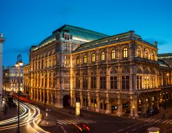L'Opera di Vienna by night, Austria. L'imponente architettura che caratterizza l'edificio diventa ancora più suggestiva con l'illuminazione notturna.



