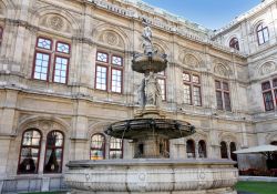 La bella fontana dell'acqua nei pressi dell'Opera di Vienna, Austria.



