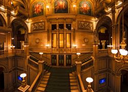 Il monumentale scalone d'onore della Wiener Staatsoper, Austria. A impreziosire la scala in marmo ci sono statue e dipinti - © posztos / Shutterstock.com