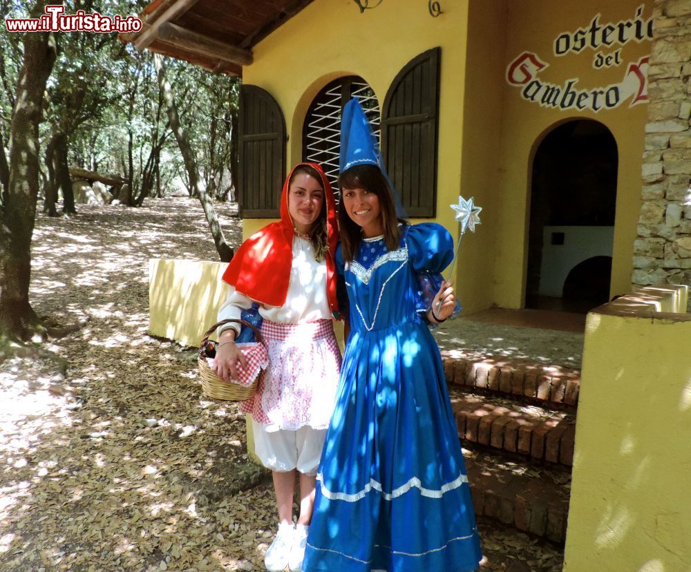 Immagine La visita al parco della Città della Domenica a Perugia: cappuccetto rosso e la fata turchina danno il benvunuto alle famiglie ed ai bambini