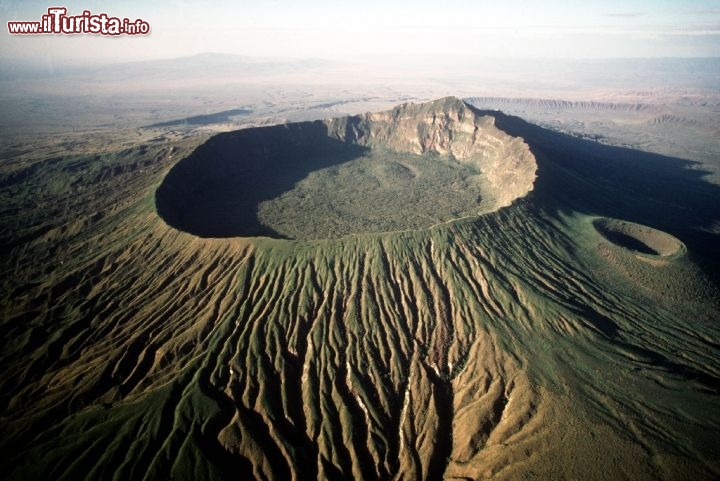 Immagine un cratere vulcanico nella Rift Valley del Kenya