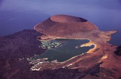 Un cono vulcanico sul Lago Turkana in Kenya