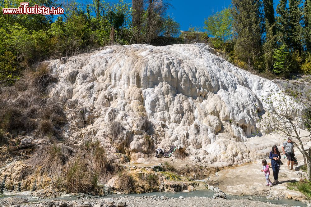 Immagine La Balena Bianca la cascata di candida roccia bresso i Bagni di San Filippo in Toscana