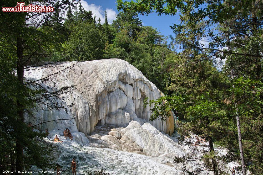 Immagine Le terme libere di Bagni San Filippo. I calcari bianchi del Fosso Bianco, formate dai depositi delle acque che sgorgano a una temperatura di 50°C - © Avillfoto / Shutterstock.com