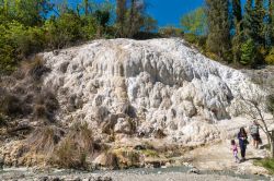 La Balena Bianca la cascata di candida roccia bresso i Bagni di San Filippo in Toscana