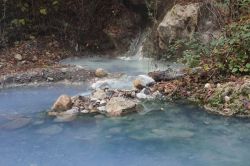 Il Fosso Bianco, il torrente con le acue termali di Bagni San Filippo in Toscana