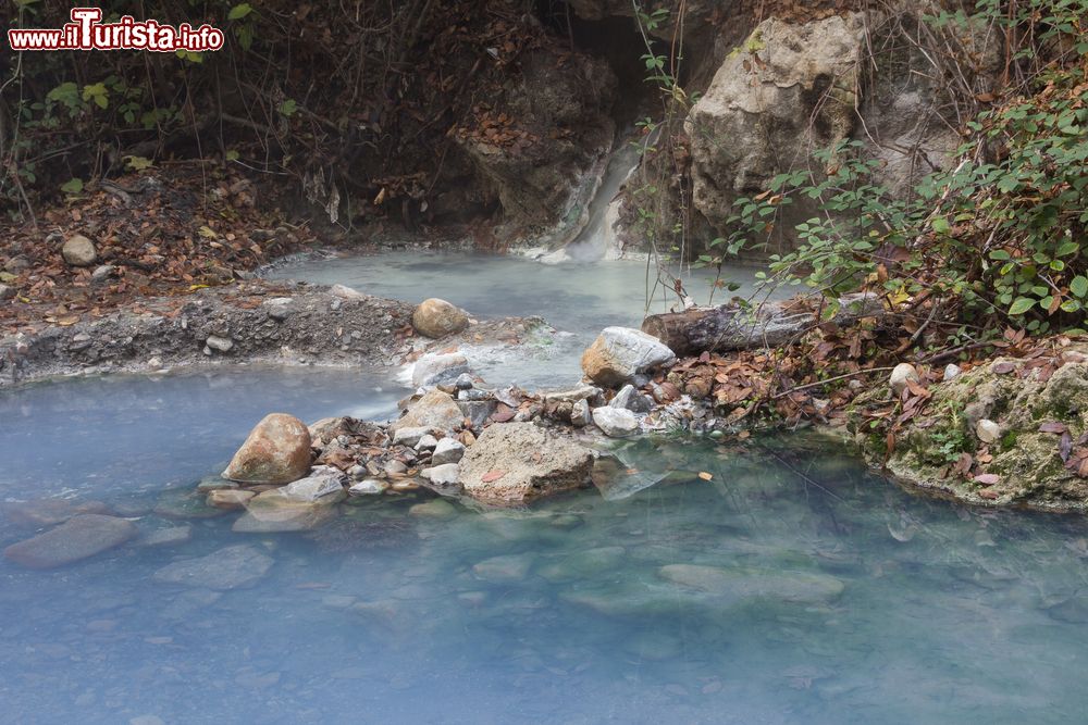 Immagine Il Fosso Bianco, il torrente con le acue termali di Bagni San Filippo in Toscana