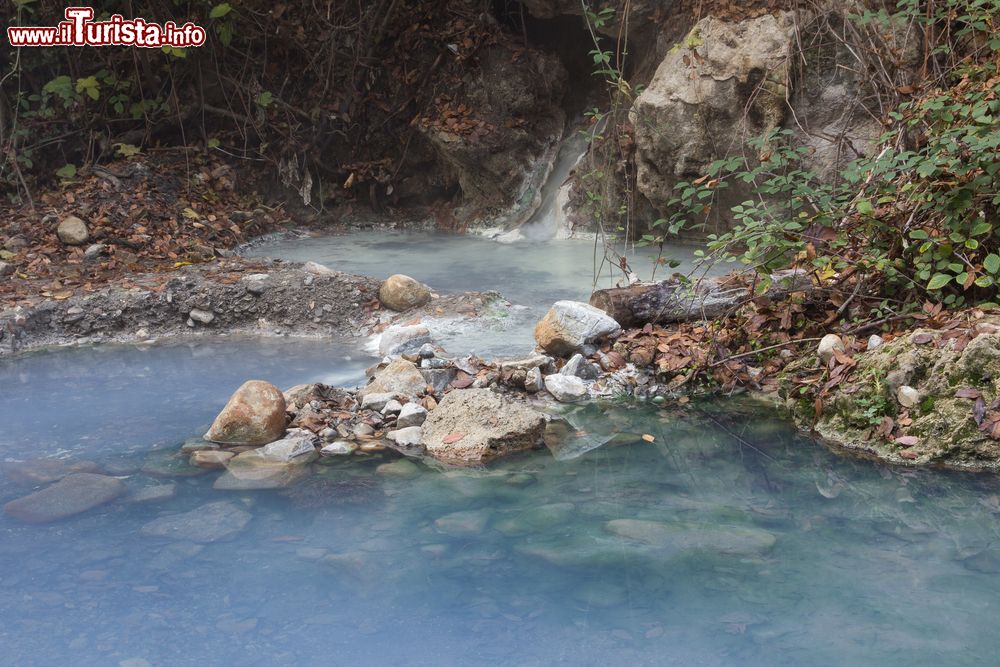 Immagine Il Fosso Bianco, il torrente con le acue termali di Bagni San Filippo in Toscana