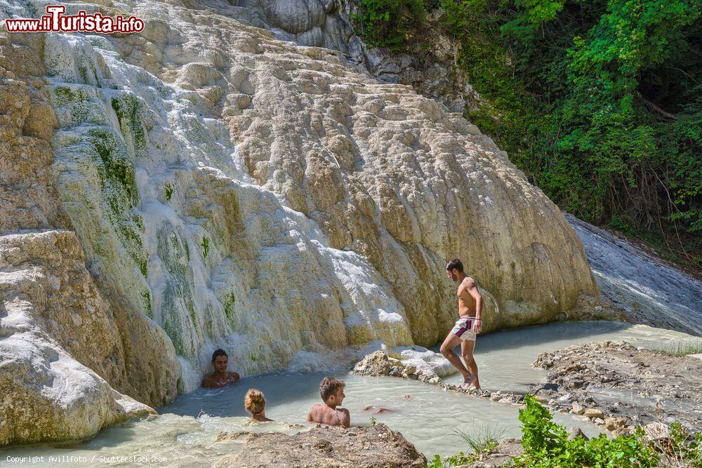 Immagine Le vasche delle terme libere di Bagni San Filippo in Toscana - © Avillfoto / Shutterstock.com