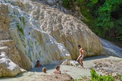 Le vasche delle terme libere di Bagni San Filippo in Toscana - © Avillfoto / Shutterstock.com