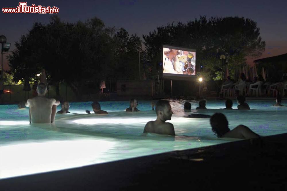 Immagine Al cinema alle Terme Antica Querciolaia di Rapolano. La comodità di assistere ad un film con il benessere delle vasche ternali