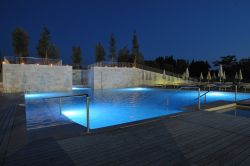 La Piscine esterne dello Stabilimento Antica Querciolaia, fotografate alla sera - © www.termeaq.it