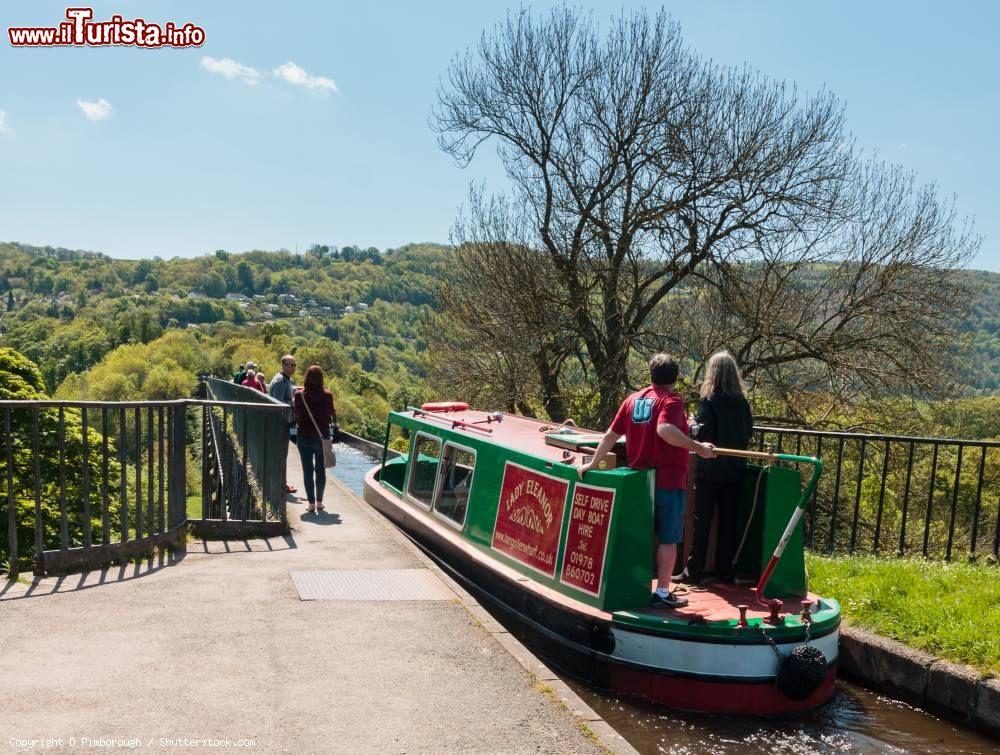 Immagine Le strette barche del Pontcysyllte aqueduct in Galles, vicino a Llangollen - © D Pimborough / Shutterstock.com