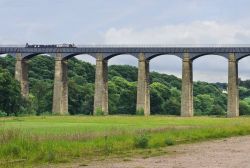 Una barca in transito sul Pontcysyllte Aqueduct, vicino a Llangollen in Galles