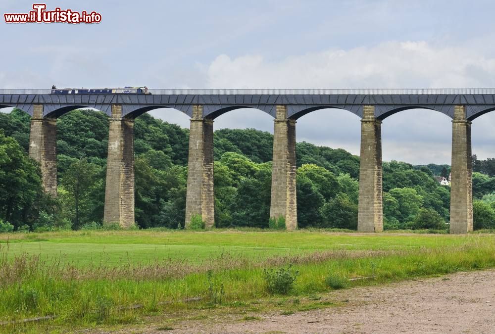 Immagine Una barca in transito sul Pontcysyllte Aqueduct, vicino a Llangollen in Galles