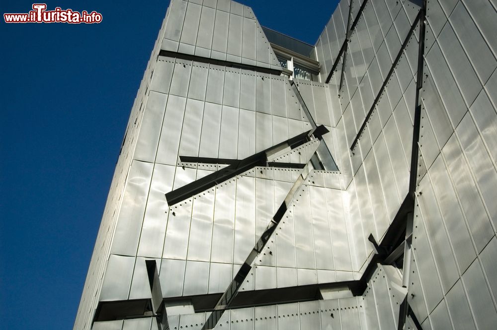 Immagine Un dettaglio della struttura del Museo Ebraico di Berlino, progettato dall'architetto Daniel Libeskind.