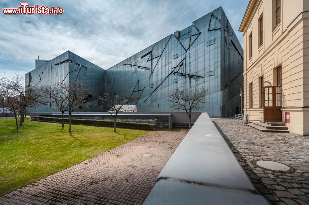 Immagine Il Museo Ebraico di Berlino (Jüdisches Museum Berlin) si trova nel quartiere di Kreuzberg. È costituito da due edifici e racconta la storia degli ebrei in Germania.