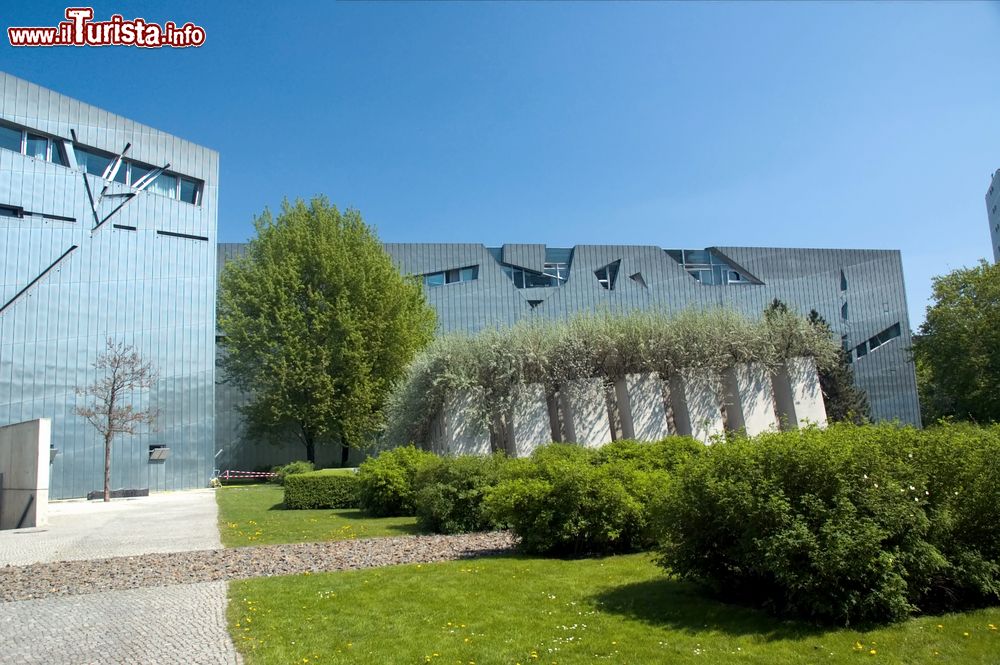 Immagine Il Jüdisches Museum Berlin (Museo Ebraico di Berlino) è il più grande d'Europa. Sorge in Lindenstraße 9-14 a Kreuzberg.