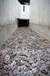 L'installazione "Foglie cadute" è una dellepiù conosciute del Museo Ebraico di Berlino. È fomata da 10.000 pezzi d'acciaio punzonati che giacciono sul ...