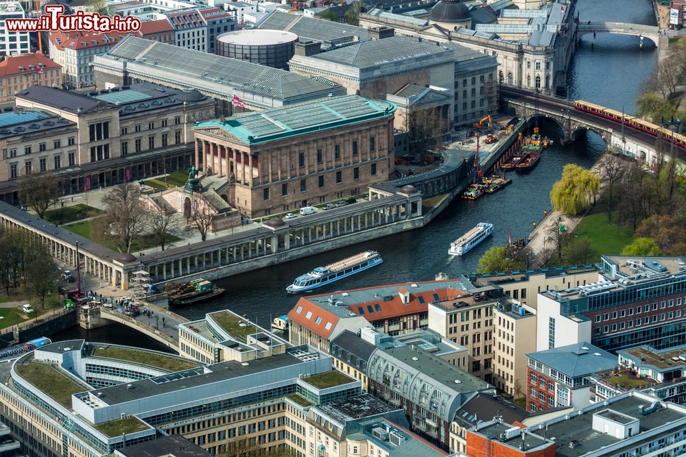 Immagine Nel centro storico di Berlino (quartiere Mitte) sorge la Museumsinsel (Isola dei Musei), dove hanno sede cinque tra i più importanti musei della capitale tedesca.