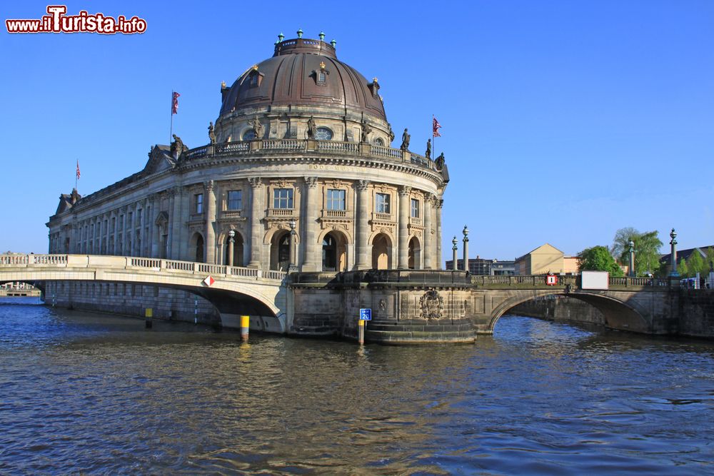 Immagine Il Bode Museum di Berlino fotografato al tramonto