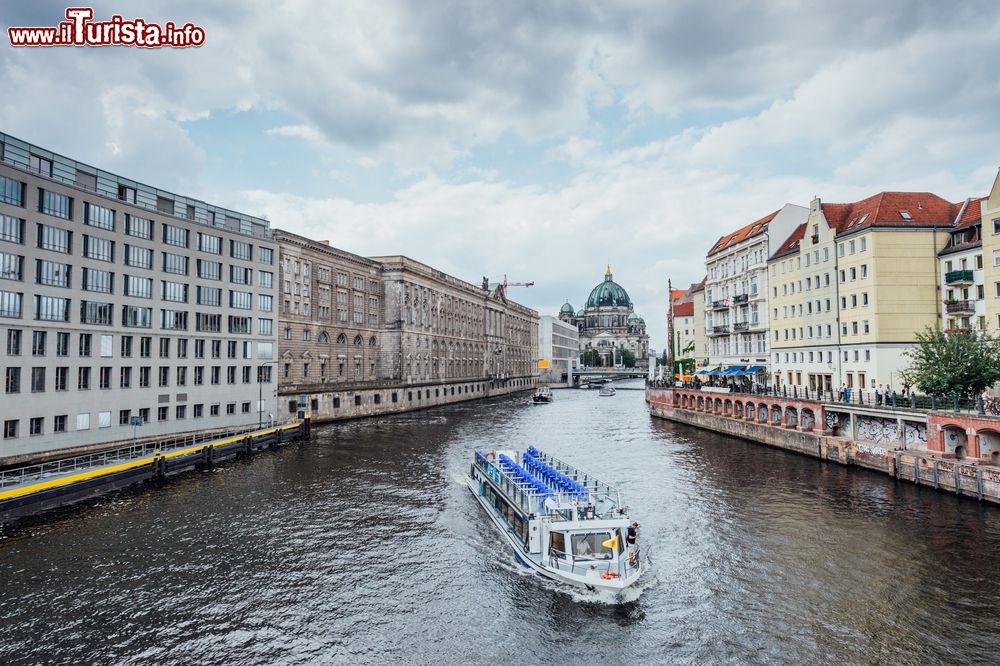 Immagine Il fiume Sprea attraversa il centro di Berlino (Germania) creando un'isola dove sorgono alcuni dei più importanti musei della città (la cosiddetta Museumsinsel), oltre al duomo (visibile sullo sfondo) e ad altri importanti edifici.