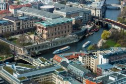 Nel centro storico di Berlino (quartiere Mitte) sorge la Museumsinsel (Isola dei Musei), dove hanno sede cinque tra i più importanti musei della capitale tedesca.