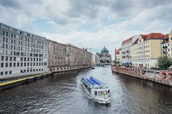 Il fiume Sprea attraversa il centro di Berlino (Germania) creando un'isola dove sorgono alcuni dei più importanti musei della città (la cosiddetta Museumsinsel), oltre al duomo ...
