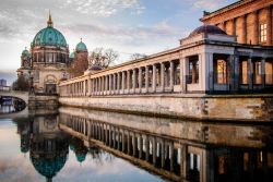 L'Isola dei Musei (Museumsinsel) di Berlino al mattino presto. Sullo sfondo il Berliner Dom, il duomo della capitale tedesca.


