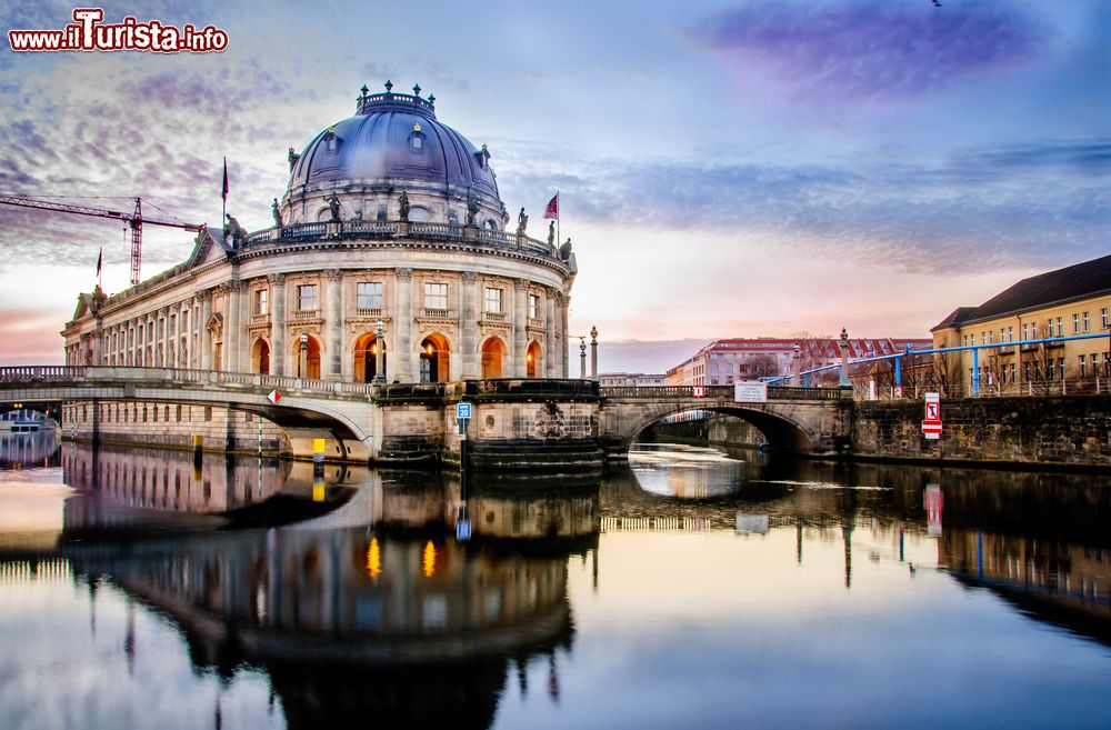 Immagine Sulla Museumsinsel di Berlino si trovano musei importanti come l'Altes Museum, il Neues Museum, il Pergamonmuseum, l'Alte Nationalgalerie e il Bode Museum.