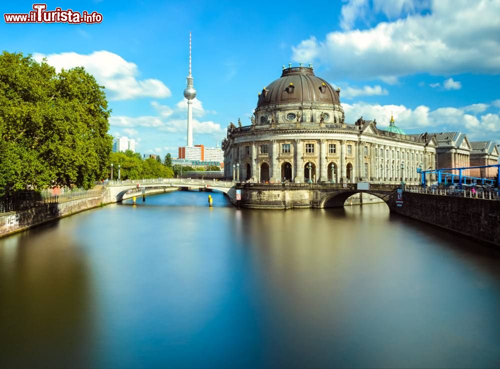 Immagine La Museumsinsel (Isola de Musei) è un complesso di cinque musei che sorge sull'isola della Sprea, nel cuore di Berlino (Germania).