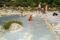 Le terme libere di Petriolo, Bagni con acque ipertermali in Toscana - © s74 / Shutterstock.com