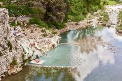 Relax in primavera nelle vasche calde delle Terme di Petriolo in Toscana. - © Doin / Shutterstock.com