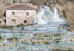 I bagni liberi delle Terme di Saturnia: La Cascata del Mulino e le vasche dove i turisti bossono godere del benessere delle acque calde, ricche di minarali