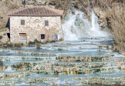 I bagni liberi delle Terme di Saturnia: La Cascata ...