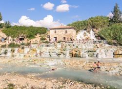 La Cascata del Mulino a Saturnia: chiamate anche come cascate del Gorello le Terme Libere di Saturnia offrono una portata di 500 litri al secondo e una temperatura di sorgente di 37,5 °C ...