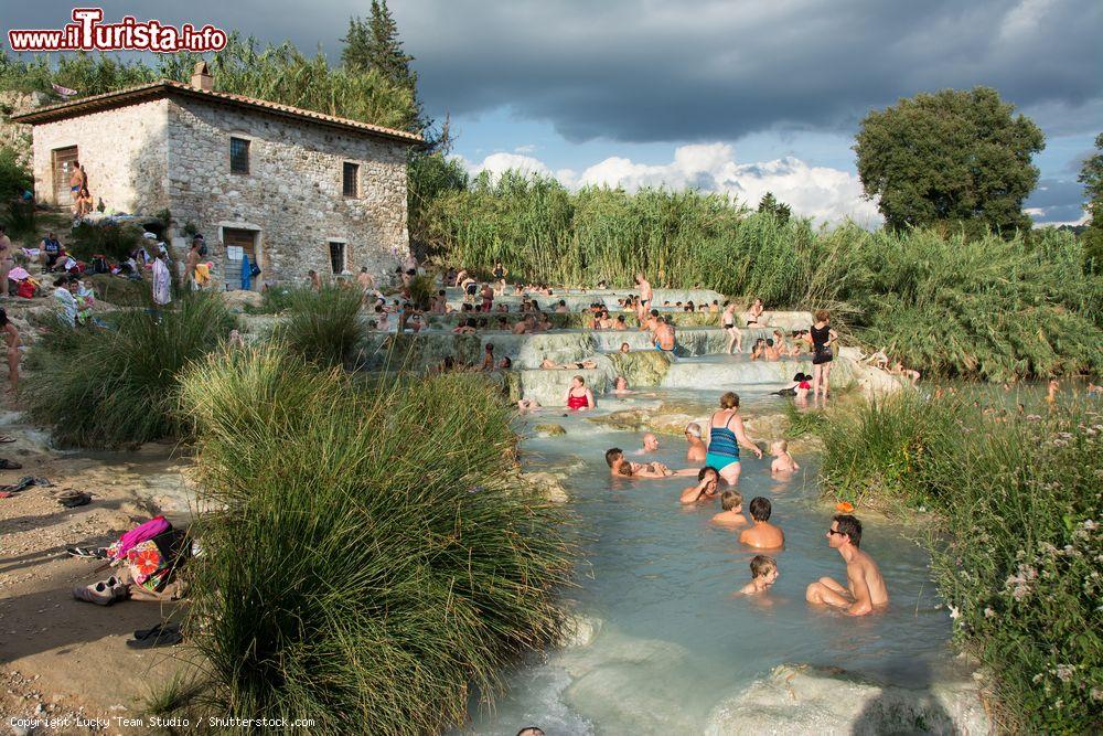 Immagine Le cascate del Gorello a Saturnia: i bagni liberi termali, gratuiti, richiamano folle di visitatori - © Lucky Team Studio / Shutterstock.com