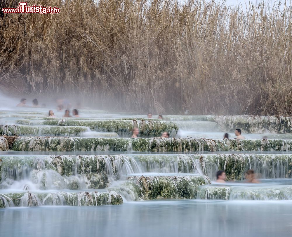 Immagine Turisti in relax nelle vasche della Cascata del Mulino a Saturnia