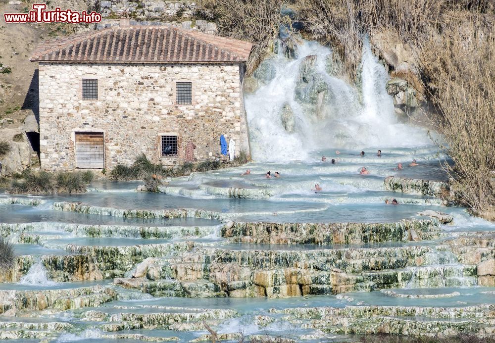 Immagine I bagni liberi delle Terme di Saturnia: La Cascata del Mulino e le vasche dove i turisti bossono godere del benessere delle acque calde, ricche di minarali