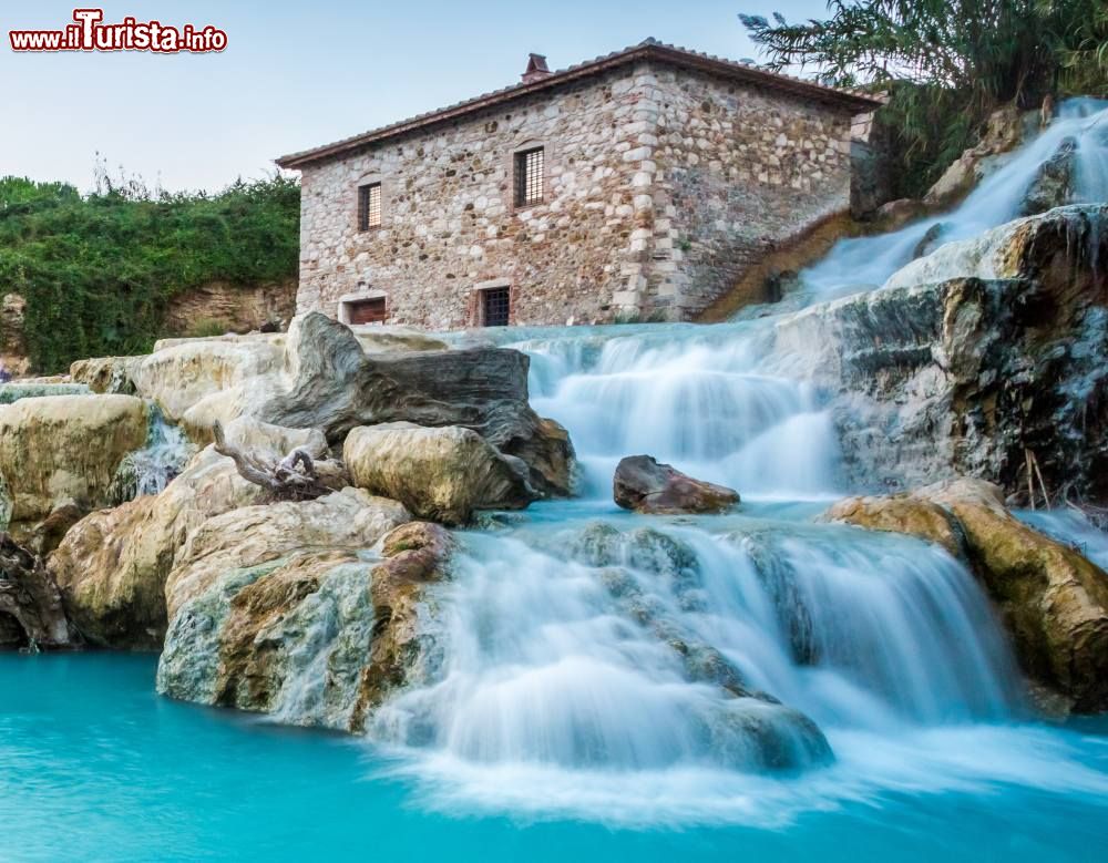 Immagine La Cascata del Mulino al tramonto: fotografia alunga esposizione che esalta il movimento delle acque termali di Saturnia