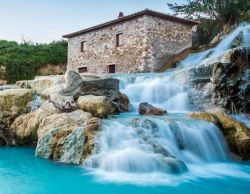 La Cascata del Mulino al tramonto: fotografia alunga esposizione che esalta il movimento delle acque termali di Saturnia