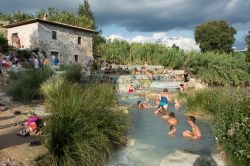 Le cascate del Gorello a Saturnia: i bagni liberi termali, gratuiti, richiamano folle di visitatori - © Lucky Team Studio / Shutterstock.com