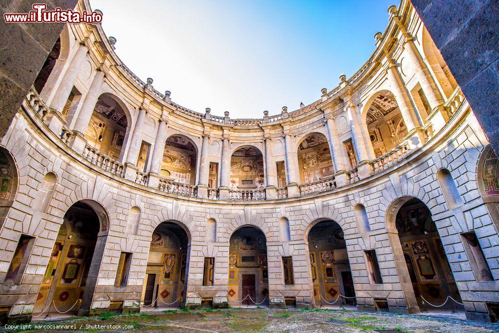 Immagine Una suggestiva veduta panoramica del cortile interno di Palazzo Farnese a Caprarola, Viterbo, Lazio - © marcociannarel / Shutterstock.com