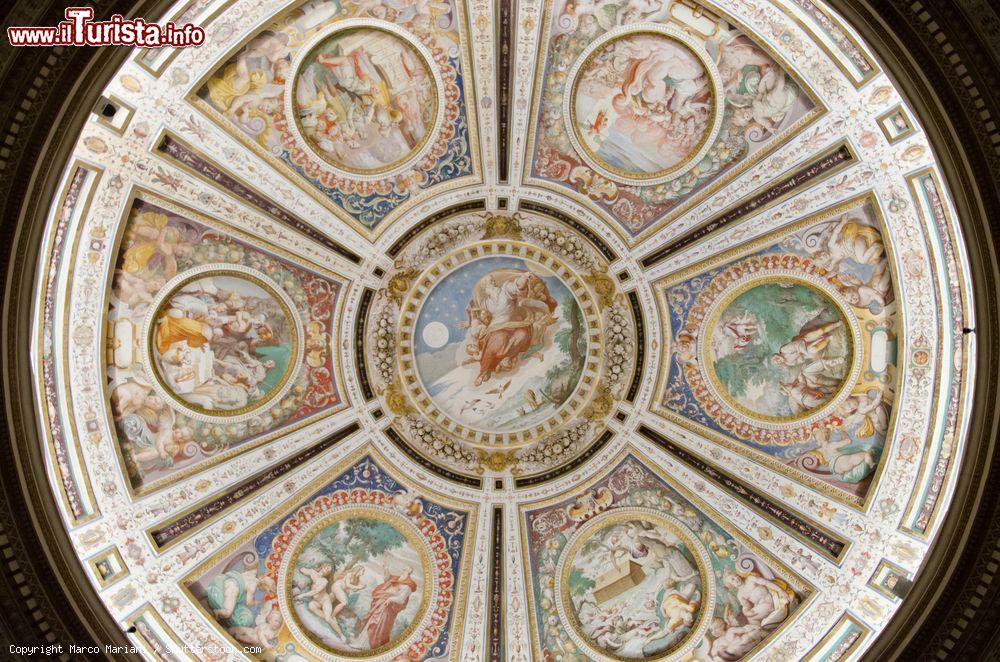 Immagine Il soffitto della Cappella Gentilizia a Palazzo Farnese, Caprarola, Viterbo, Lazio. Preziosi affreschi decorano questa sala circolare, cappella privata del cardinale Alessandro - © Marco Mariani / Shutterstock.com