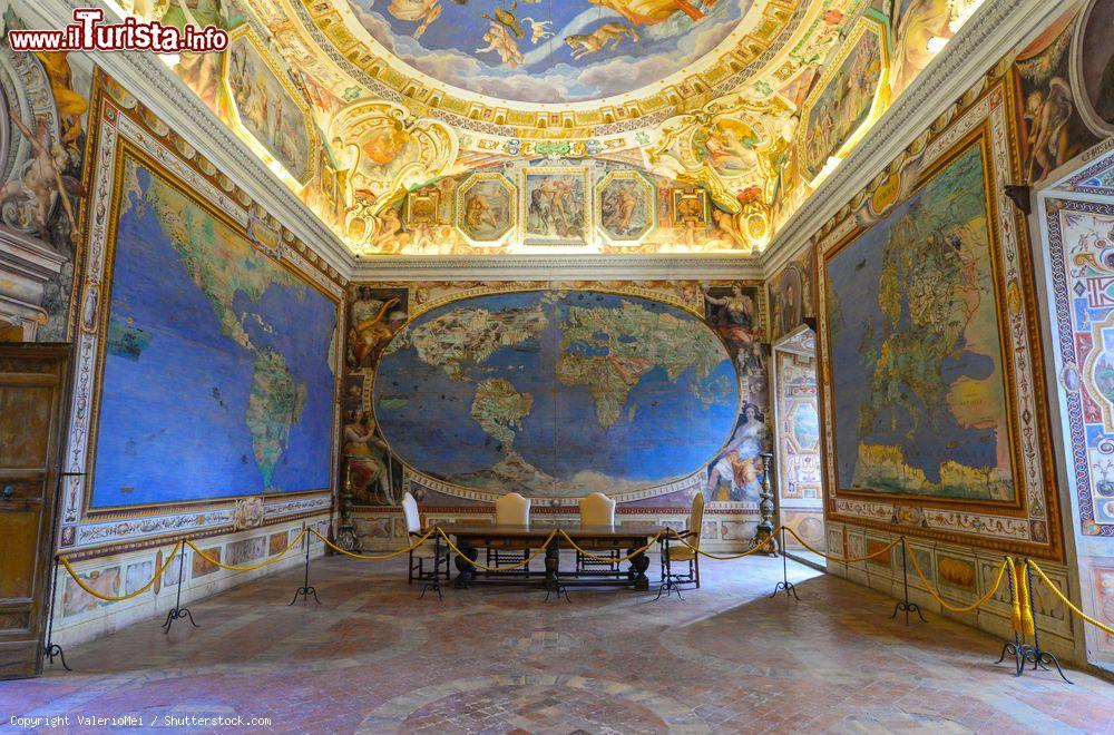 Immagine L'interno di Palazzo Farnese a Caprarola, provincia di Viterbo, Lazio. La Stanza delle Geografiche o del Mappamondo è una delle più rappresentative di questa sontuosa dimora di epoca manierista - © ValerioMei / Shutterstock.com