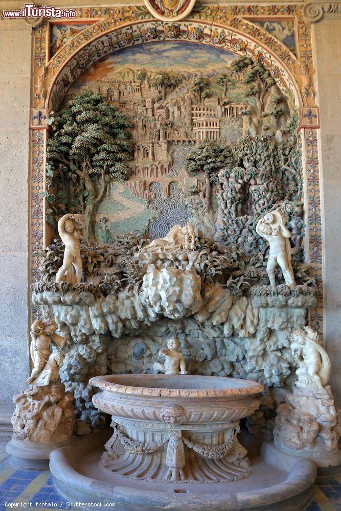 Immagine La fontana della Loggia di Ercole a Palazzo Farnese, Caprarola, Lazio. Realizzata con mosaici e stucco policromo, rappresenta alcuni dei possedimenti della famiglia Farnese - © trotalo / Shutterstock.com